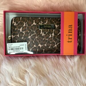 Trina Turk NWT zip around long wallet in leopard print